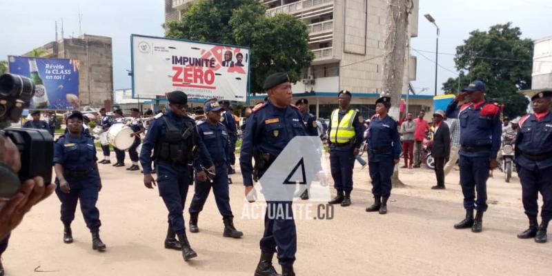 Le commissaire divisionnaire adjoint François Kabeya passe les unités de la police en revue 