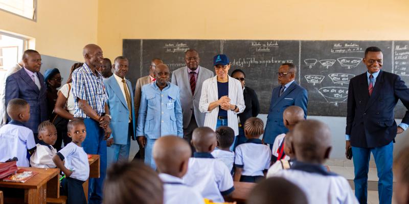 Raissa Malu dans une école à Mbuji-Mayi 