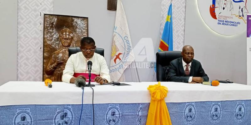 Mgr Donatien Nshole et Eddy Lukuna, conseiller à la présidence, lors d'un point de presse le 12 septembre 2024