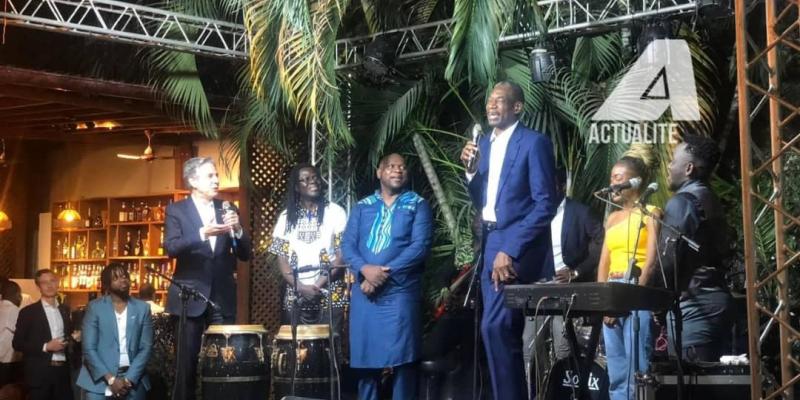 Mutombo Dikembe s'exprimant devant quelques artistes lors de la visite d’Anthony Blinken à Kinshasa, août 2022