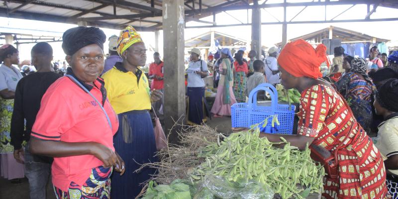 Les femmes paysannes exerçant leurs activités dans un marché de Nobili à la frontière avec l'Ouganda 