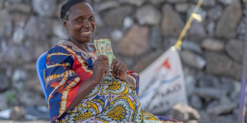 Furaha, mère de huit enfants vivant dans le camp de déplacés de Bulengo, a reçu une assistance en espèces du PAM pour l’aider à acheter des produits essentiels pour sa famille. © PAM/Benjamin Anguandia