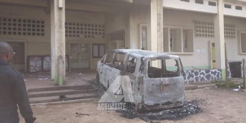 Un bus de IFA Yangambi brûlé par les étudiants 