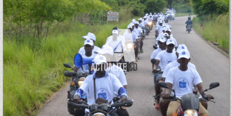 Caravane motorisée sensibilisant sur la tenue des élections à Masi-Manimba