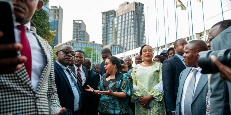 Thérèse Kayikwamba Wagner avec les agents et cadres du Minaffet