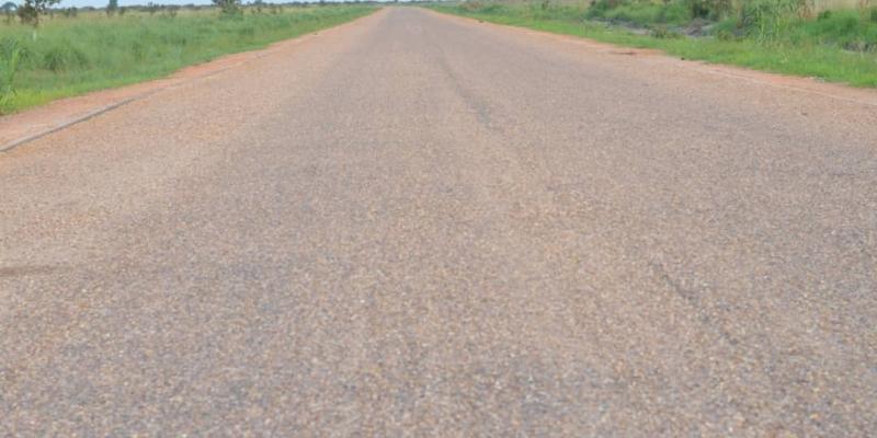 La RN 20 asphaltée au croisement avec la RN 1 à Ingudi, village situé à 70 km du chef-lieu du territoire d'Idiofa