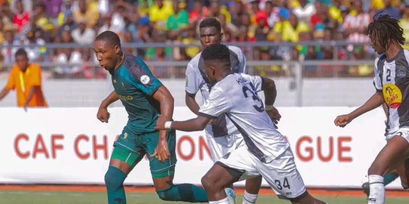 Un joueur de Young Africans aux prises avec trois Corbeaux de Mazembe 