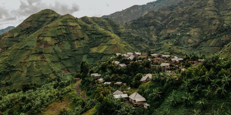 Vue sur les paysages vallonnés de la zone de santé de Minova, dans la province du Sud-Kivu, à l'est de la République démocratique du Congo. Ph/Hugh Cunningham