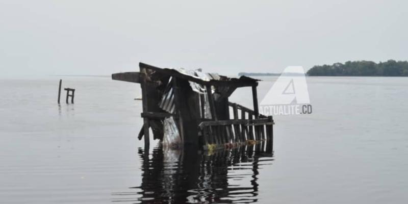 Vestiges de l'embarcation naufragée du 17 décembre 2024 au port d'Isongo sur le lac Mai-Ndombe