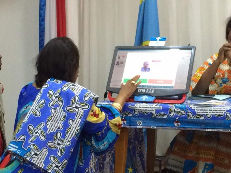 Une femme expérimente la machine à voter