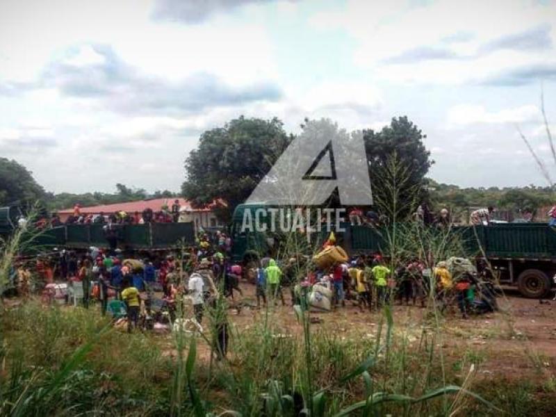 les congolais refoulés d'Angola, arrivés à la frontière à bord des camions des services de sécurité angolais