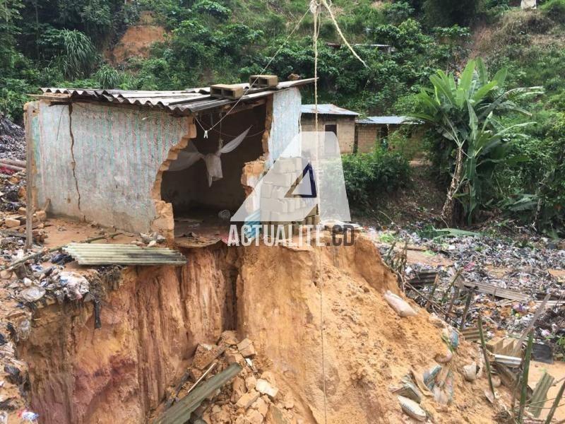 Une cabane rasée par l'érosion à Kinshasa