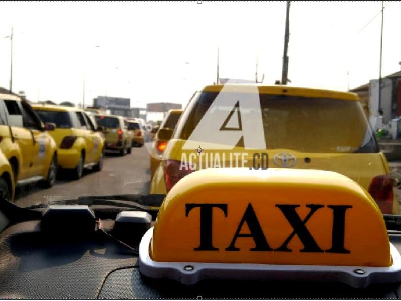 Des taxis en circulation sur l'avenue Victoire à Kinshsasa