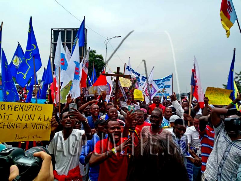 Des manifestants lors de la marche de l'opposition à Kinshasa contre la machine à voter