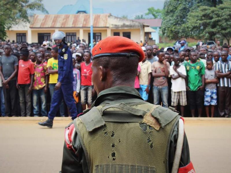 Un militaire devant une foule à Beni (Photo Ley Uwera/ACTUALITE.CD)