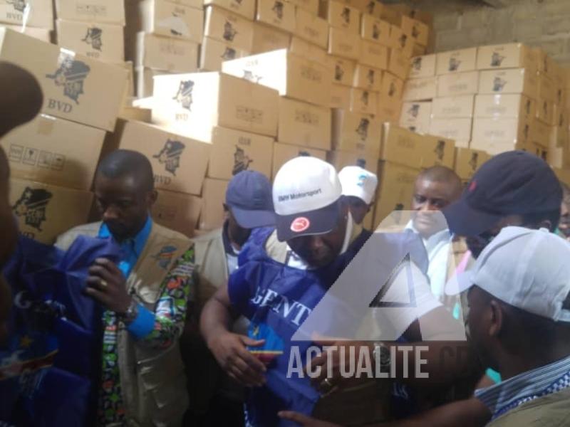 Lot des machines à voter reçu par la CENI à Matadi (Photo Fonseca Mansianga