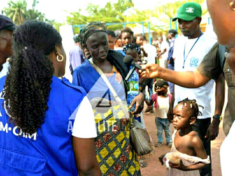 A Kamako, l'OIM distribue les repas d'urgence aux congolais refoulés d'Angola (Photo Sosthène Kambidi/ACTUALITE.CD)