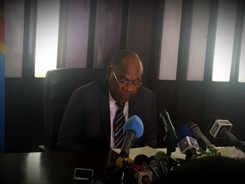 Léonard She Okitundu, ministre des affaires étrangères en conférence de presse ce mercredi 17 octobre 2018 à Kinshasa. Il exprime la protestation de gouvernement suite aux expulsions massives des congolais d'Angola (Photo Pascal Mulegwa/ACTUALITE.CD)