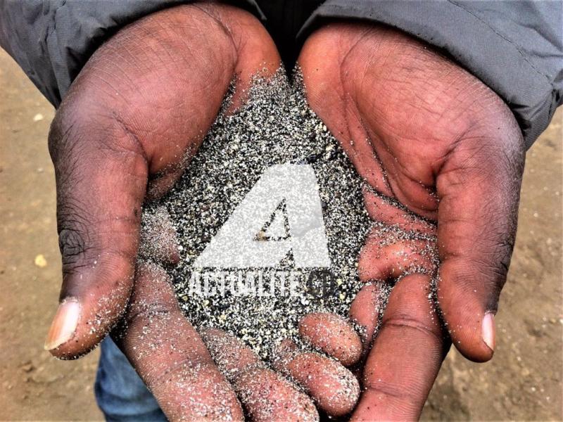 Un creuseur avec du sable et cailloux de coltan à Rubaya (Ley Uwera/ACTUALITE.CD)