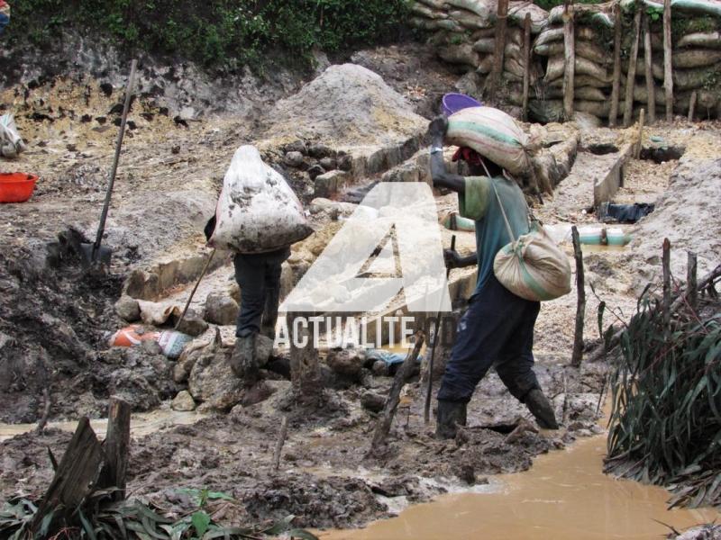 Les creuseurs dans une mine à Rubaya (Ph. ACTUALITE.CD)