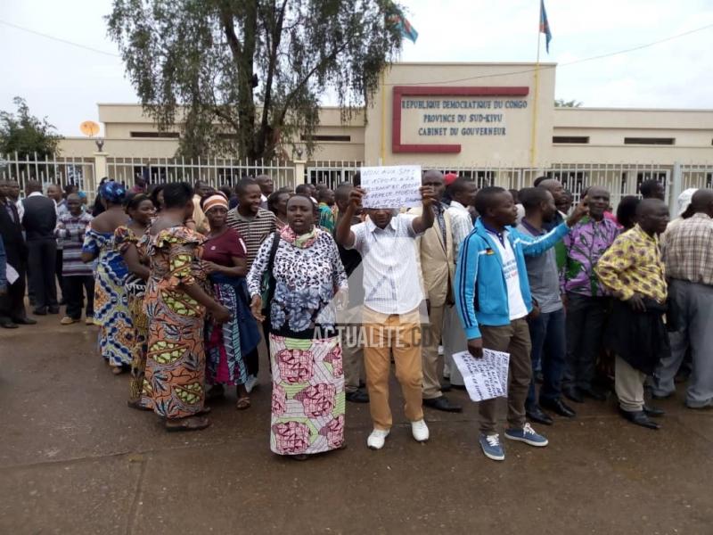 Manifestation des enseignants devant le gouvernorat du Sud-Kivu. Ils protestent contre l'insécurité.