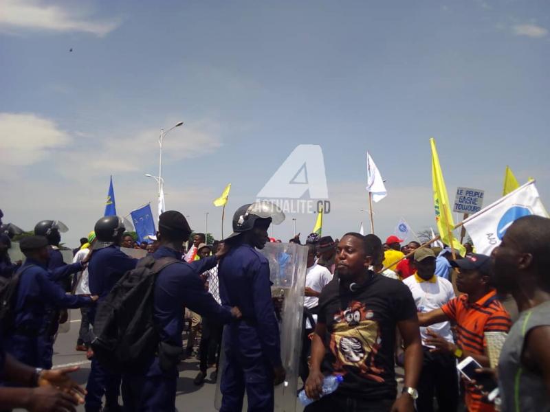 Les manifestants encadrés par la Police sur le Boulevard Triomphal