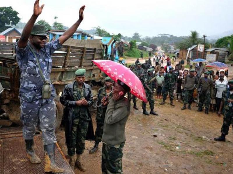 Légende : Tabo Taberi Cheka saluant le public à Walikale (Ph. droits tiers)