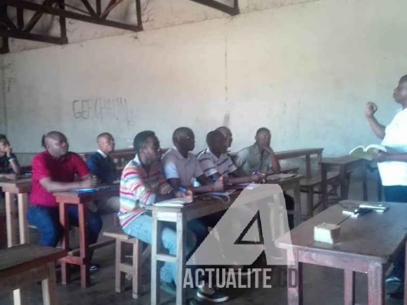 Quelques étudiants dans un auditoire de l'Université officielle de Semuliki à Beni