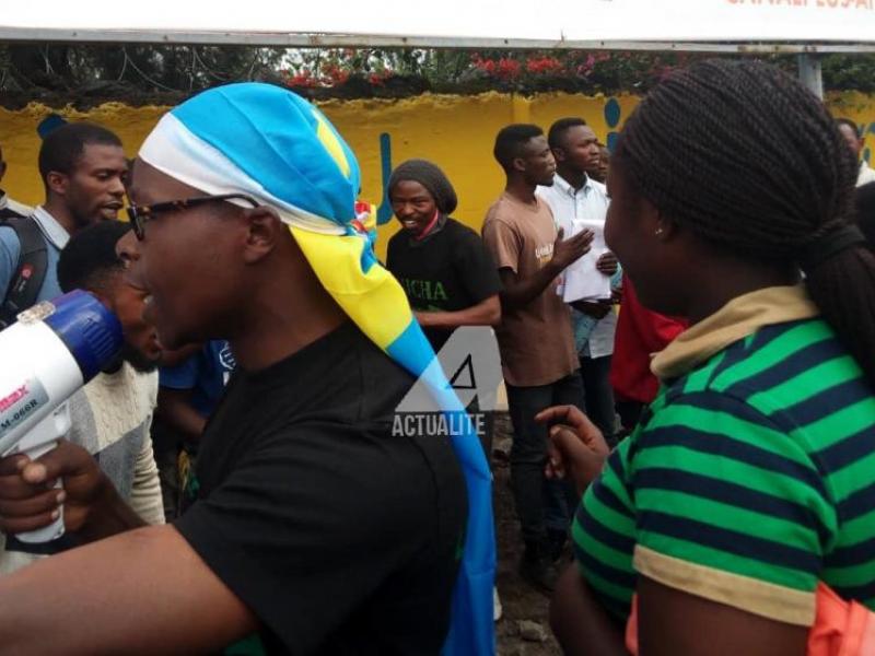 Des militants Lucha en pleine manifestation 