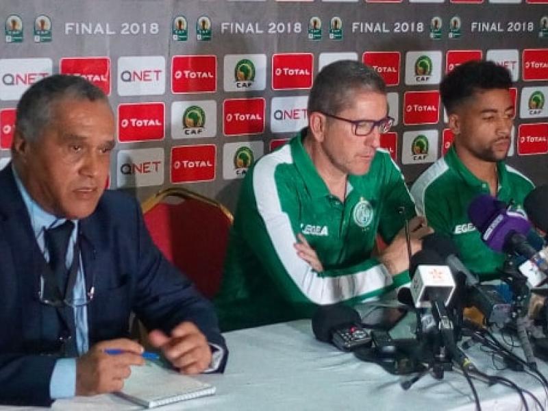 Juan Garrido, entraineur de Raja Club Athletic de casablanca en compagnie de son capitaine/Ph. Michel Tobo