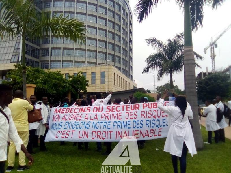 Les médecins non-alignés manifestant devant l'hotel du gouvernement/Ph. Auguy Mudiayi