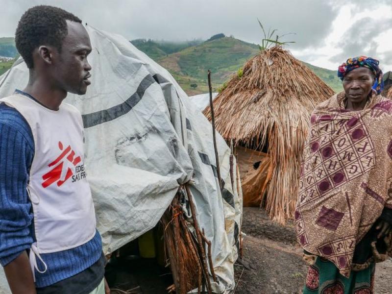 Le promoteur de la santé de MSF en dialogue avec une déplacée interne