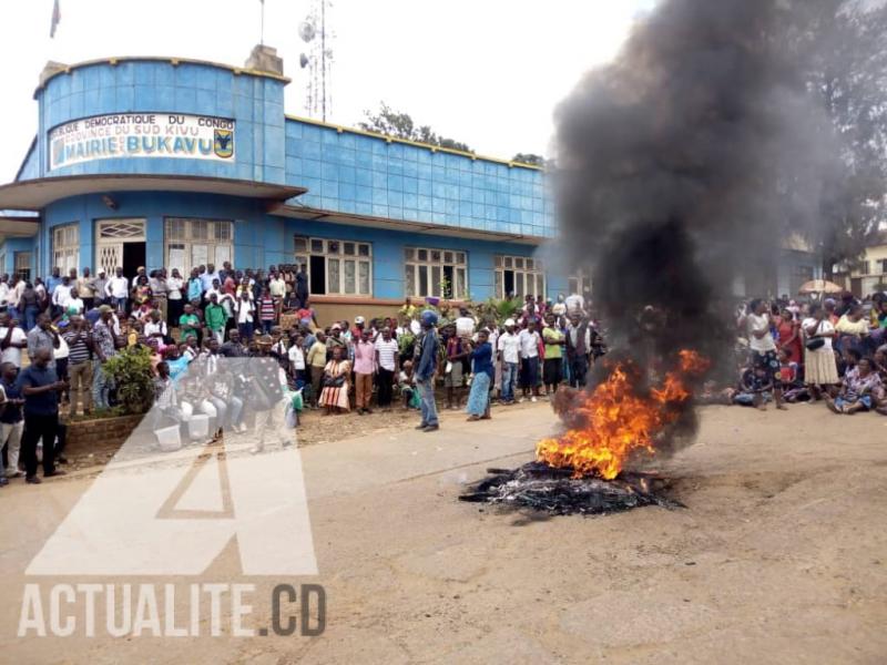 Manifestation des marchands de Kadutu à la mairie de Bukavu contre la spoliation de leur marché/pH Justin Mwamba ACTUALITE.CD