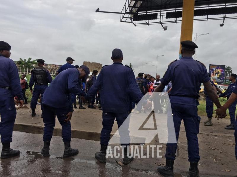 Policiers déployés pour encadrer une manifestation à Kinshasa.