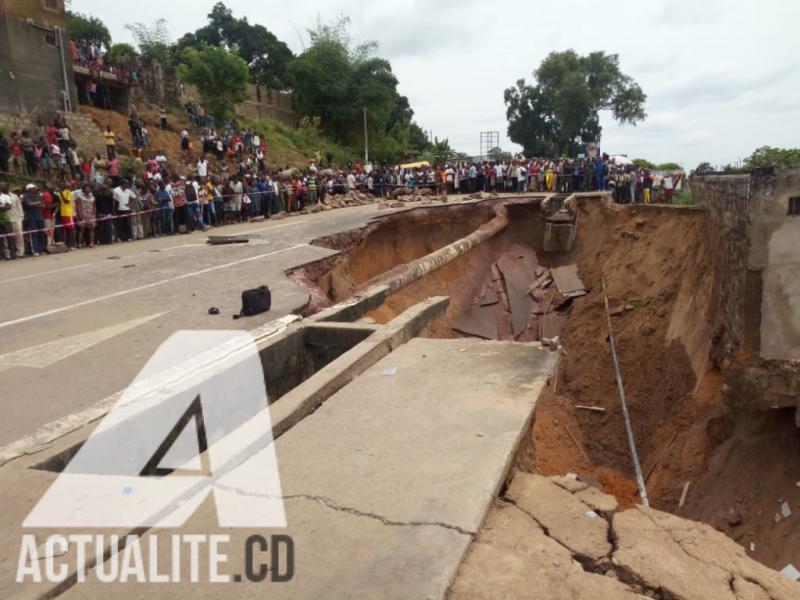 Effondrement d'une partie de la RN1, tronçon UPN-Badiadingi/Ph. Fonseca Mansianga ACTUALITE.CD 