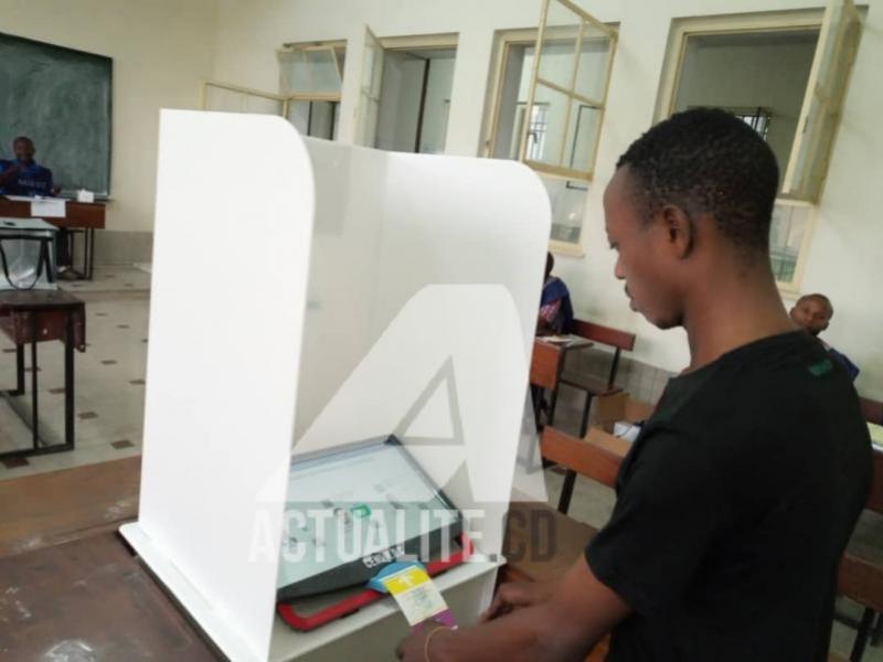 Un électeur en plein opération de vote le 30 décembre 2018. Ph. Christine Tshibuyi