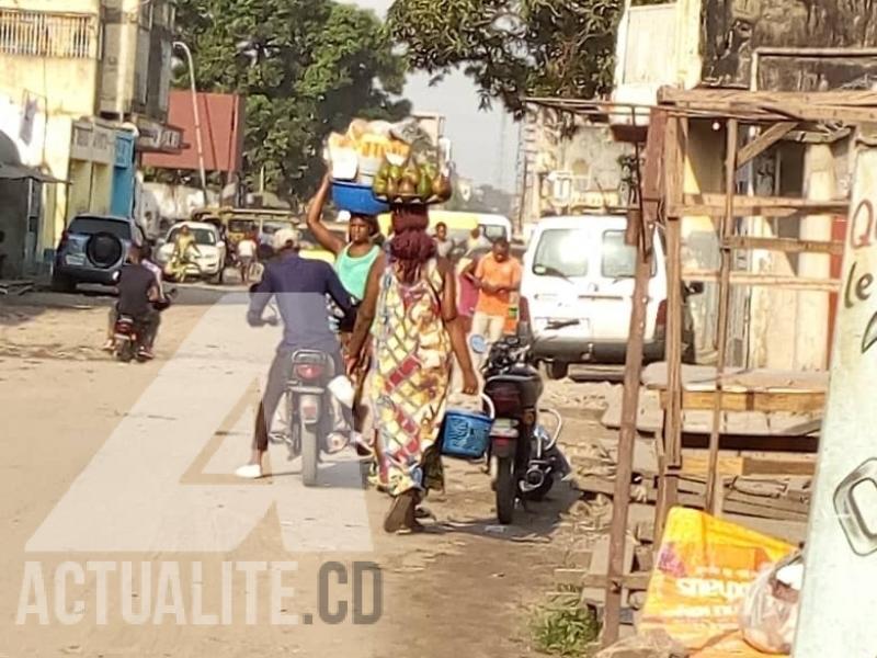 Une femme vendeuse d'avocats sur avenue Kabinda dans la commune de Kinshasa. 