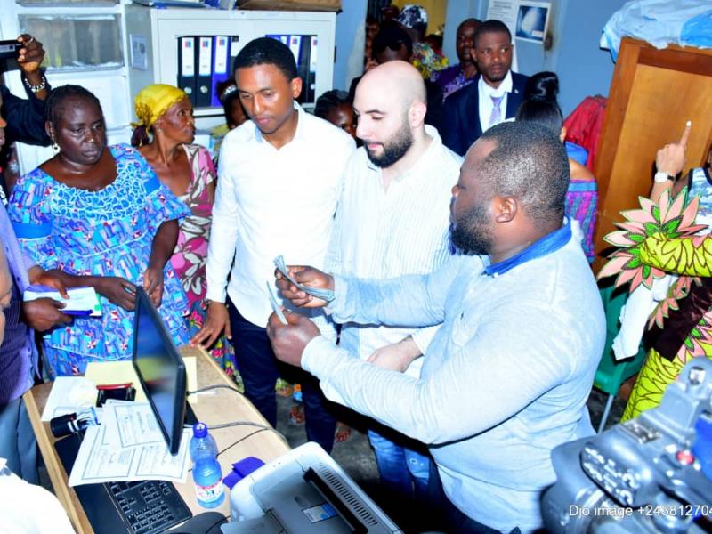 Le député provincial Léon-Junior Nembalemba paye les factures médicales d'une centaine de femmes à l'hôpital général de Kimbanseke