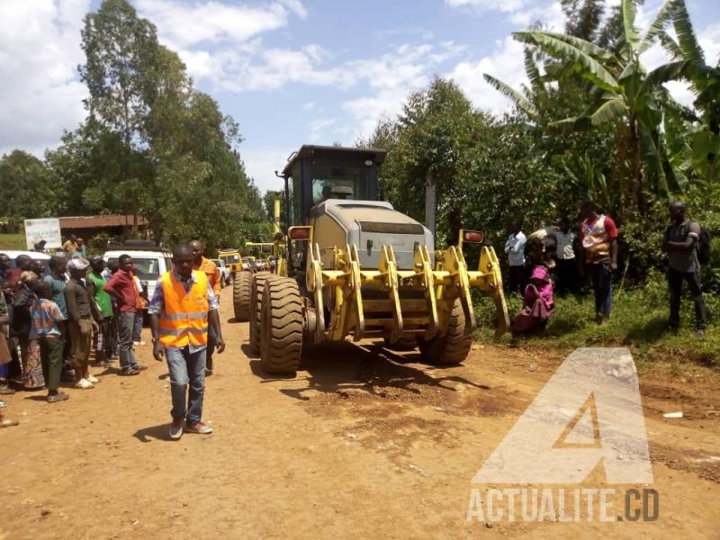 Une niveleuse de l'office des routes sur la route Bukavu-Kamanyola au Sud-Kivu.