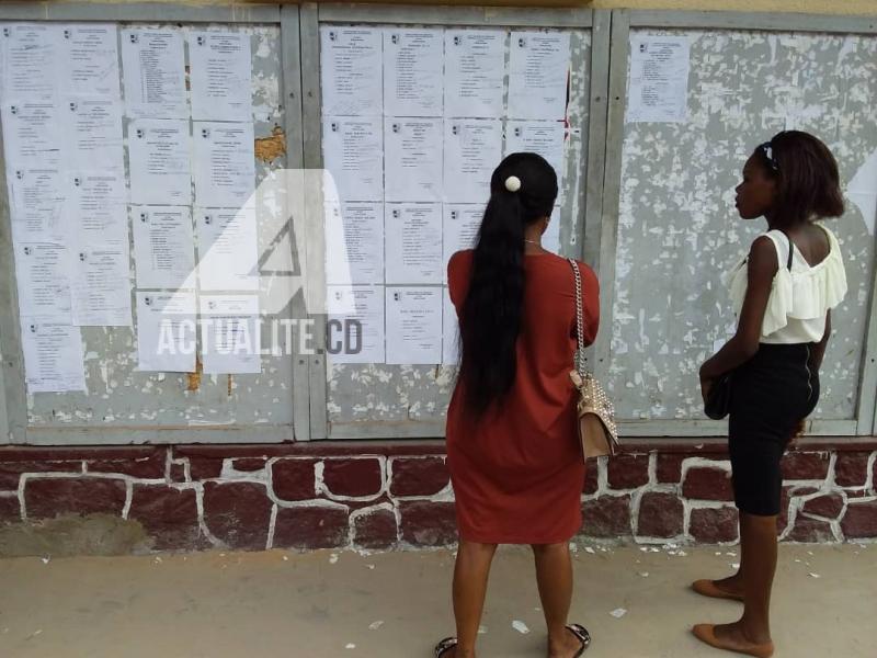 Deux étudiantes devant un tableau d'affichage à l'IFASIC