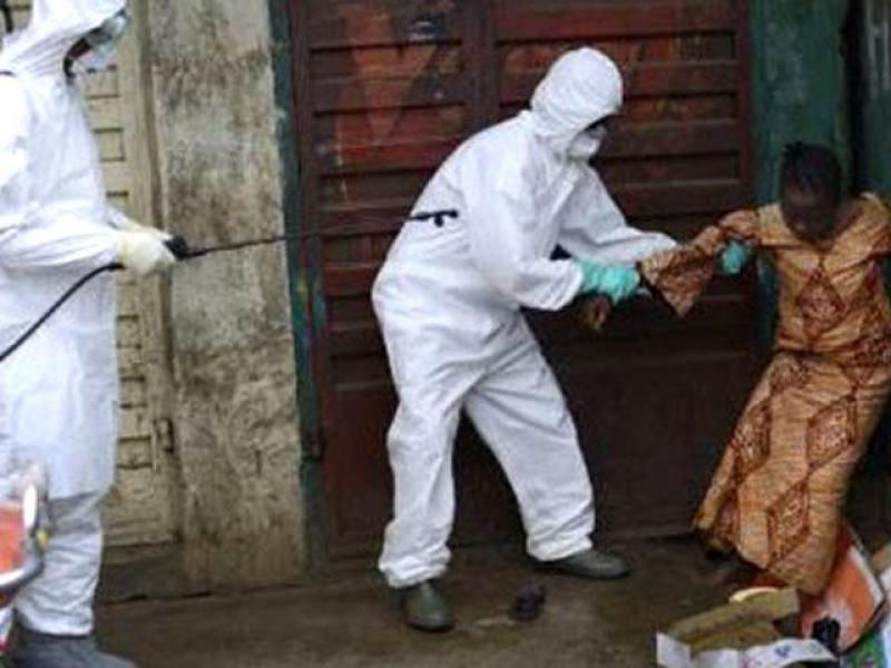 Une femme infectée est récupérée par les agents de riposte contre Ebola au Nord -Kivu / DR 