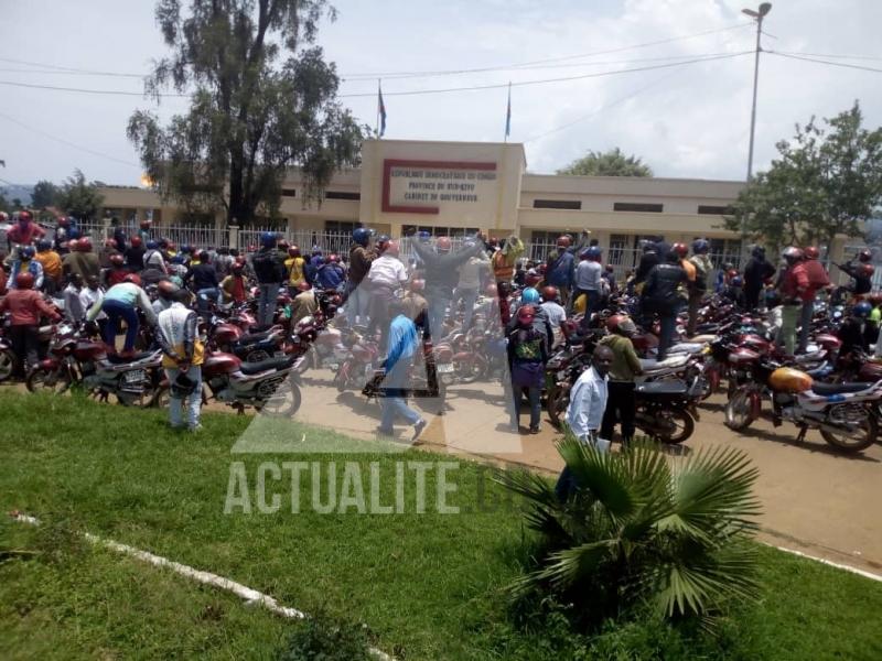 Manifestation des taxis-motos devant le gouvernorat de province contre une nouvelle plaque d'immatriculation instaurée par les autorités/Ph Justin Mwamba ACTUALITE.CD