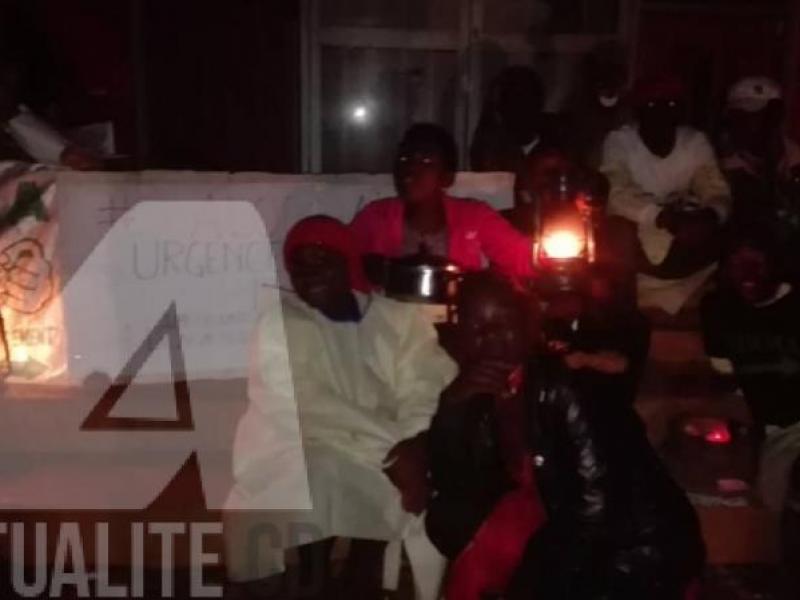 Les militants de la Lucha devant les bureaux d'Airtel