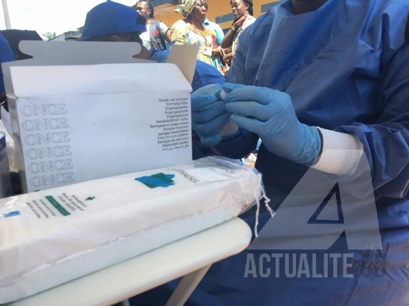 Un agent de santé dans un laboratoire de l'Institut National de Recherche Biomédicale à Kinshasa/Ph ACTUALITE.CD