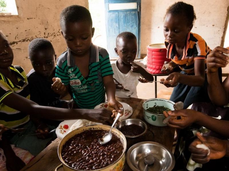 Des enfants partagent un repas après une distribution alimentaire du PAM à Dibaya, ph. PAM