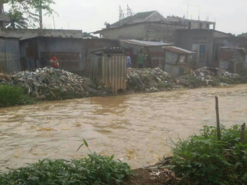 Des maisons construites au bord de la rivière Kalamu à Kinshasa/Ph ACTUALITE.CD