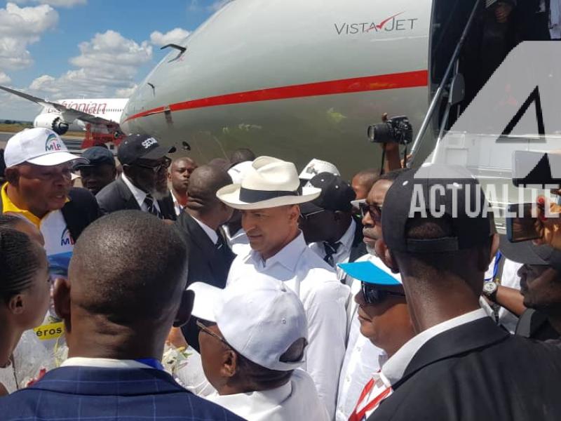 Moise Katumbi à la descente de l'avion. Ph/Christine Tshibuyi