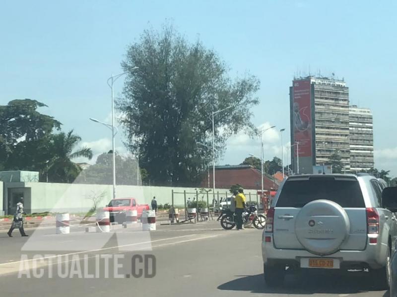 Travaux de construction de saute-mouton au croisement des boulevards de libération (ex-24 Novembre) et du 30 juin à  Kinshasa/Ph ACTUALITE.CD