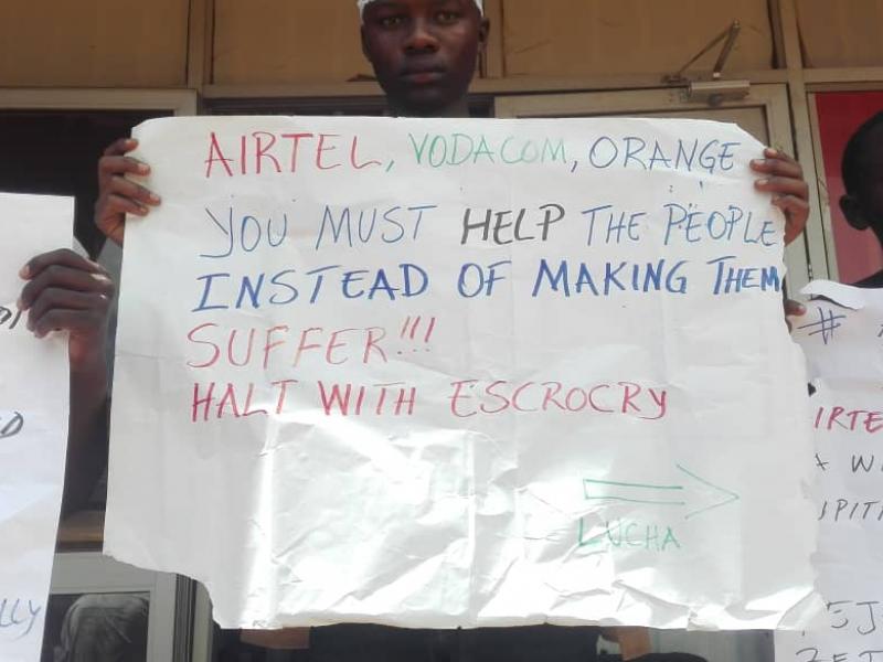 Des militants Lucha rassemblés devant Airtel / Beni / Ph. Yassin Kombi