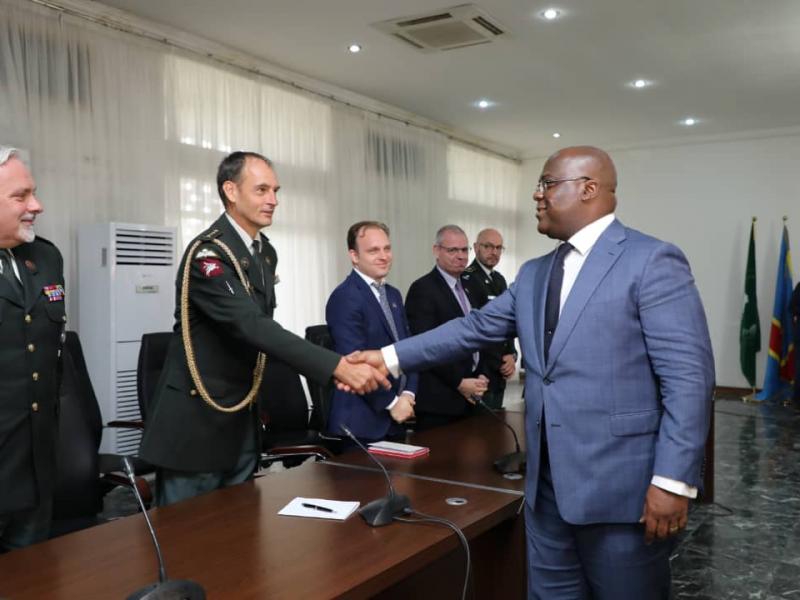 Le président Félix Tshisekedi saluant le général-major Philippe Boucké, adjoint du chef de l’état-major de la Défense de la Belgique au cours d'une rencontre à Kinshasa/Ph Présidence